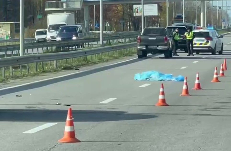 Тіло дівчини на місці трагедії Тіло дівчини на місці трагедії