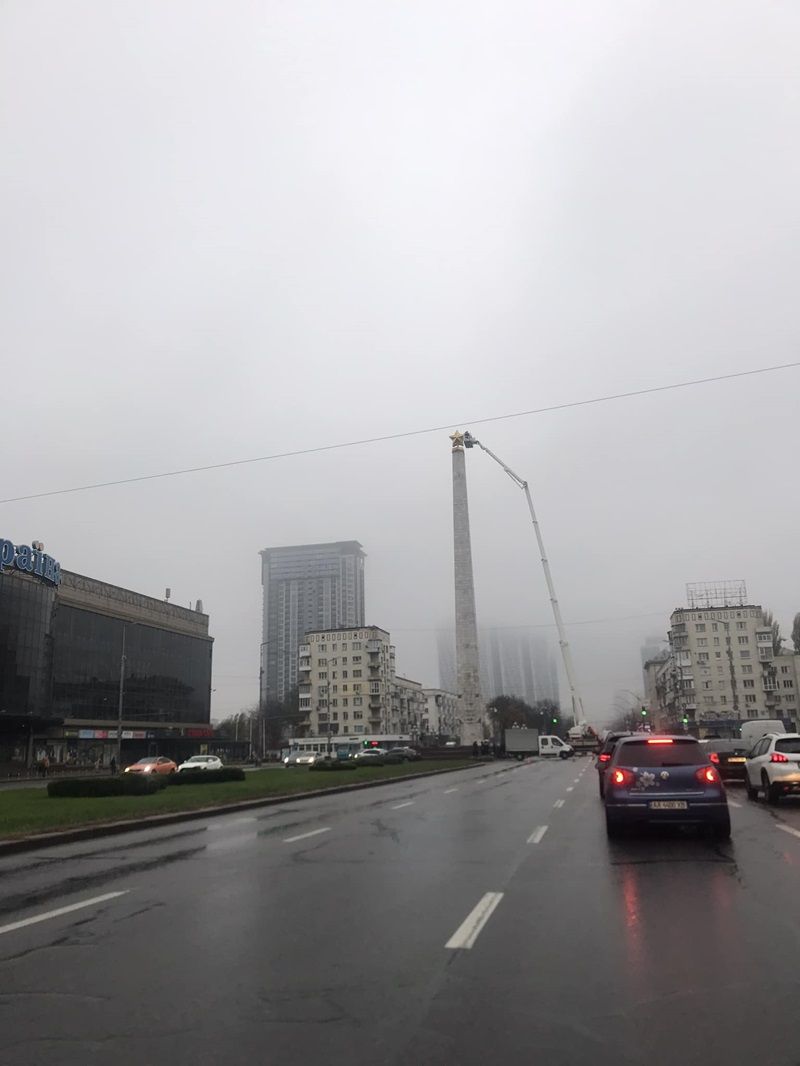 Коммунальщики производят демонтаж