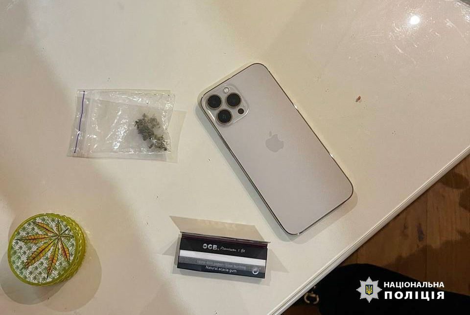 У девушек нашли вещество, похожее на каннабис и изъяли телефоны У девушек нашли вещество, похожее на каннабис и изъяли телефоны