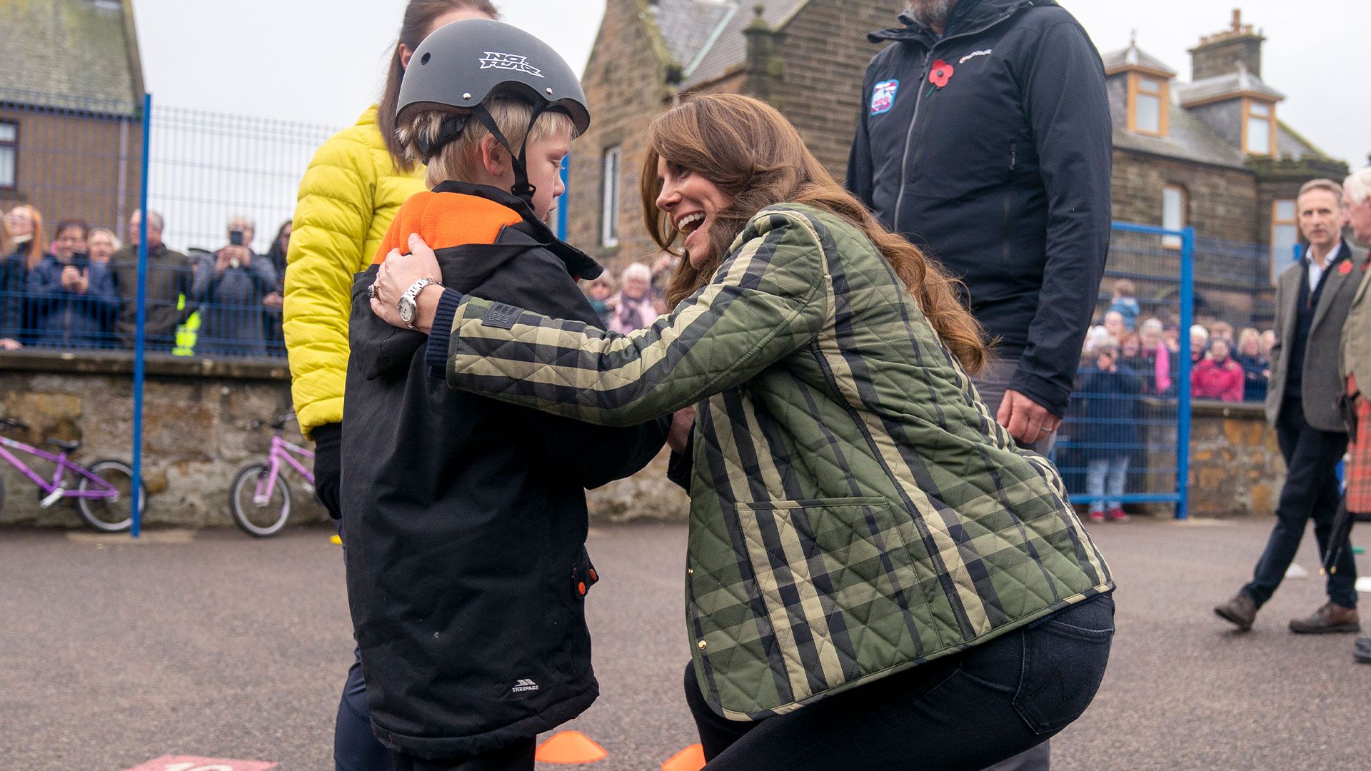 «Хто ви?» «Хто ви?»