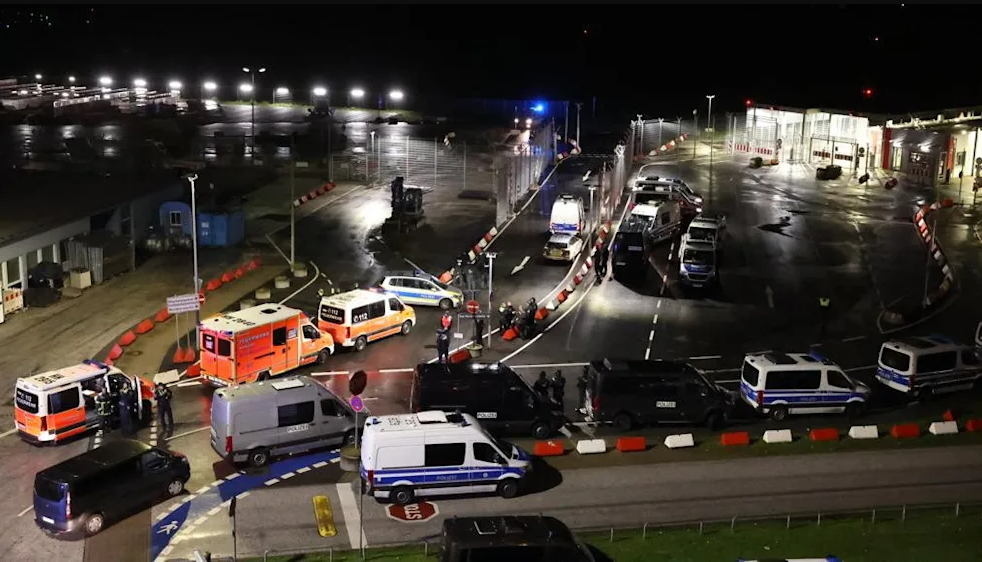 Протаранил ограждение на авто и прикрывается детьми: в аэропорту Гамбурга мужчина устроил стрельбу - видео 1