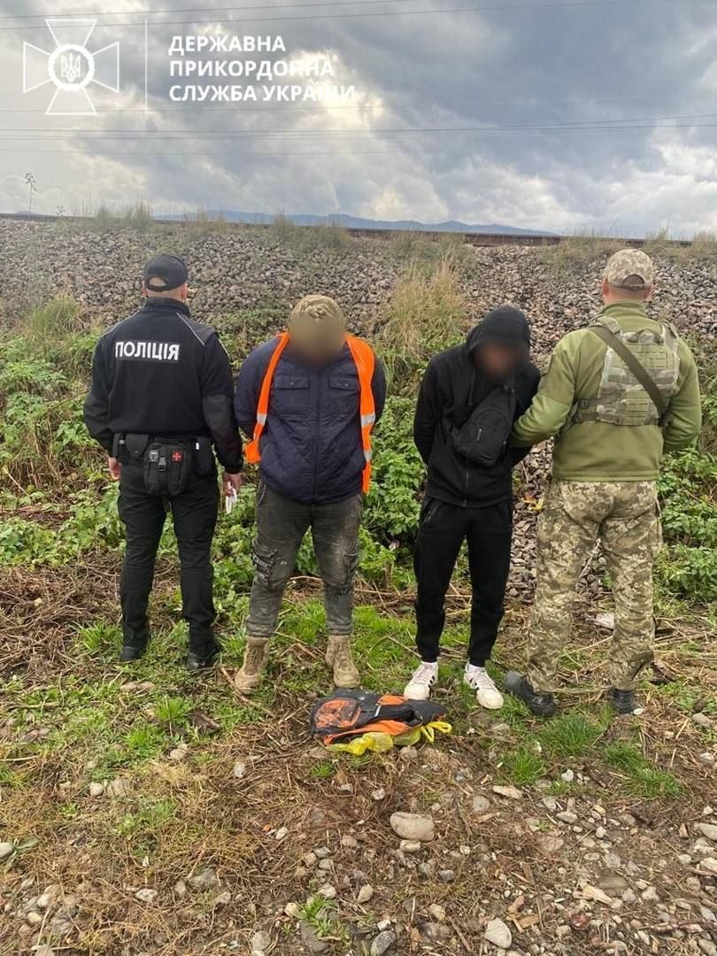 Чоловіки намагалися втекти до Румунії та Угорщини. Фото: ДПСУ Чоловіки намагалися втекти до Румунії та Угорщини. Фото: ДПСУ