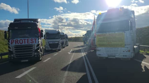 Протест буде стосуватись тільки вантажівок. Фото: Rafał Mekler/Twitter Протест буде стосуватись тільки вантажівок. Фото: Rafał Mekler/Twitter