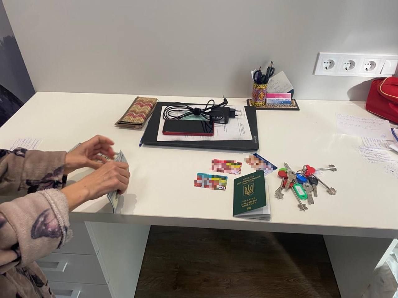 Затримали співробітницю українського консульства, яка переправляла до ЄС жителів Азії: подрбиці від Офісу генпрокурора 1