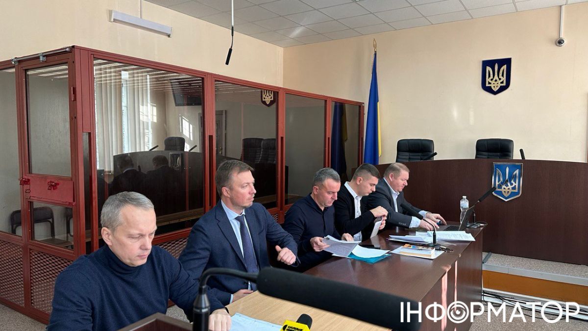 Андрей Николаенко со своими адвокатами Андрей Николаенко со своими адвокатами