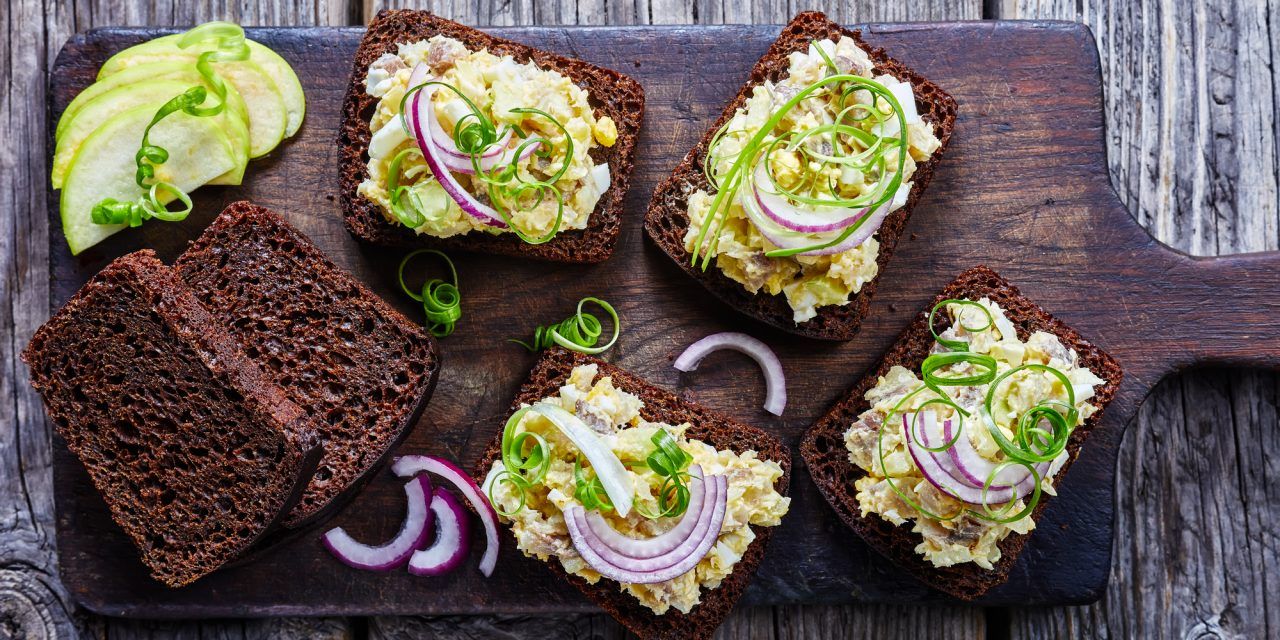 По старинному одесскому рецепту форшмак готовится с яблоками. По старинному одесскому рецепту форшмак готовится с яблоками.