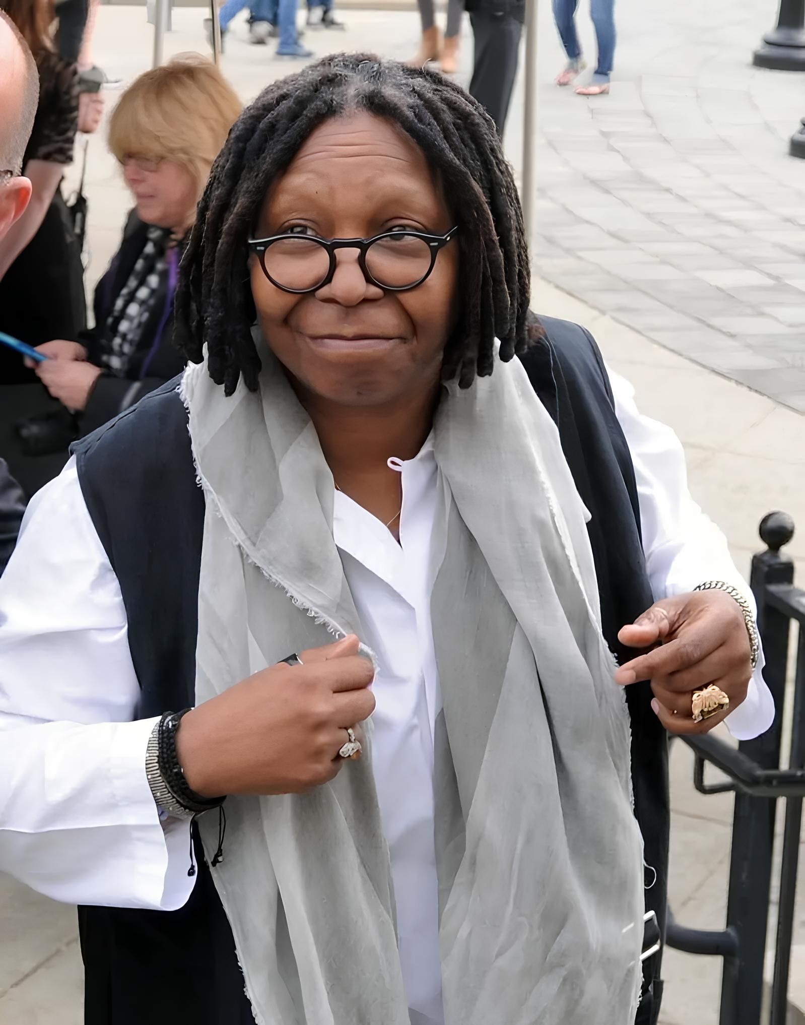 Грандиозная Вупи Голдберг. Кстати, Вупи – это детское псевдо актрисы, ее настоящее имя – Кэрин Элейн Джонсон. Грандиозная Вупи Голдберг. Кстати, Вупи – это детское псевдо актрисы, ее настоящее имя – Кэрин Элейн Джонсон.