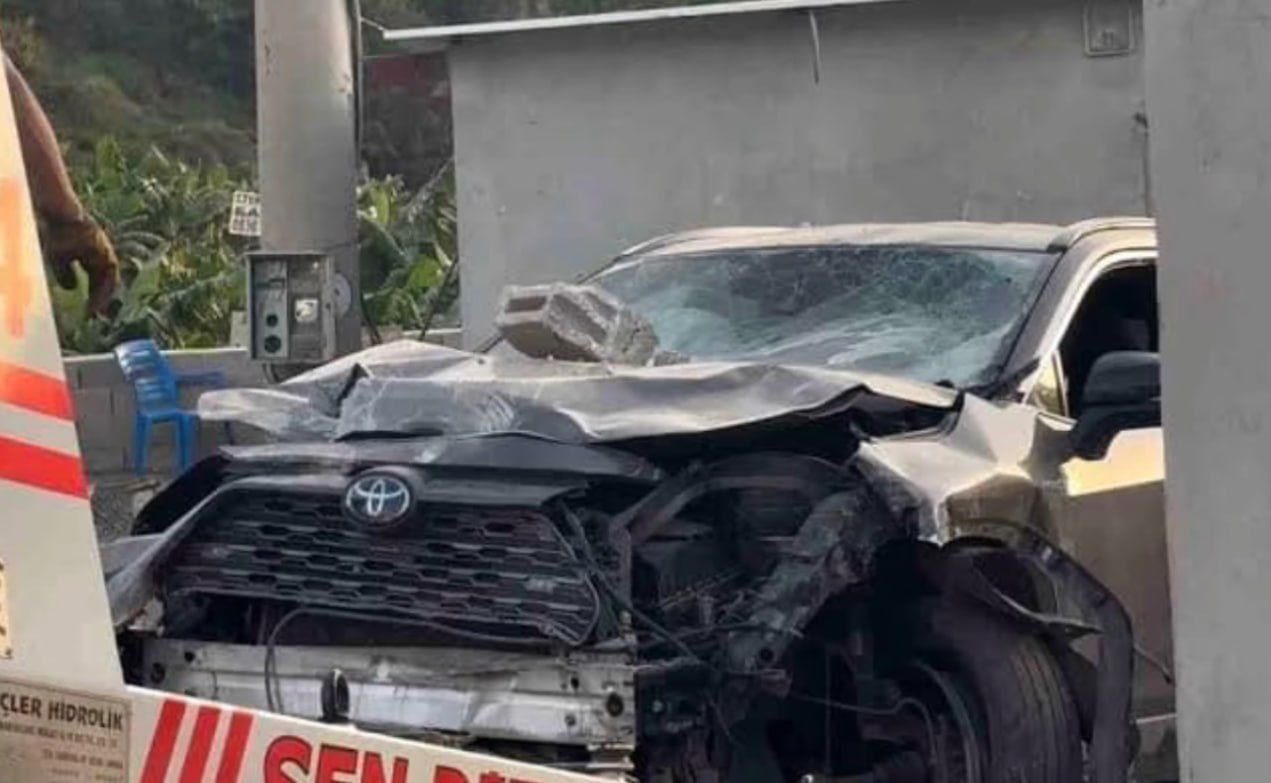 Потрощений внаслідок наїзду автомобіль