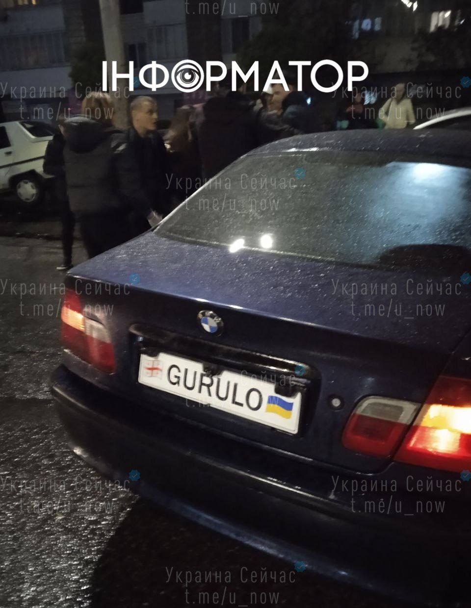 У Києві сталася масова бійка після того, як BMW  протаранив п'ять припаркованих автомобілів - подробиці 2