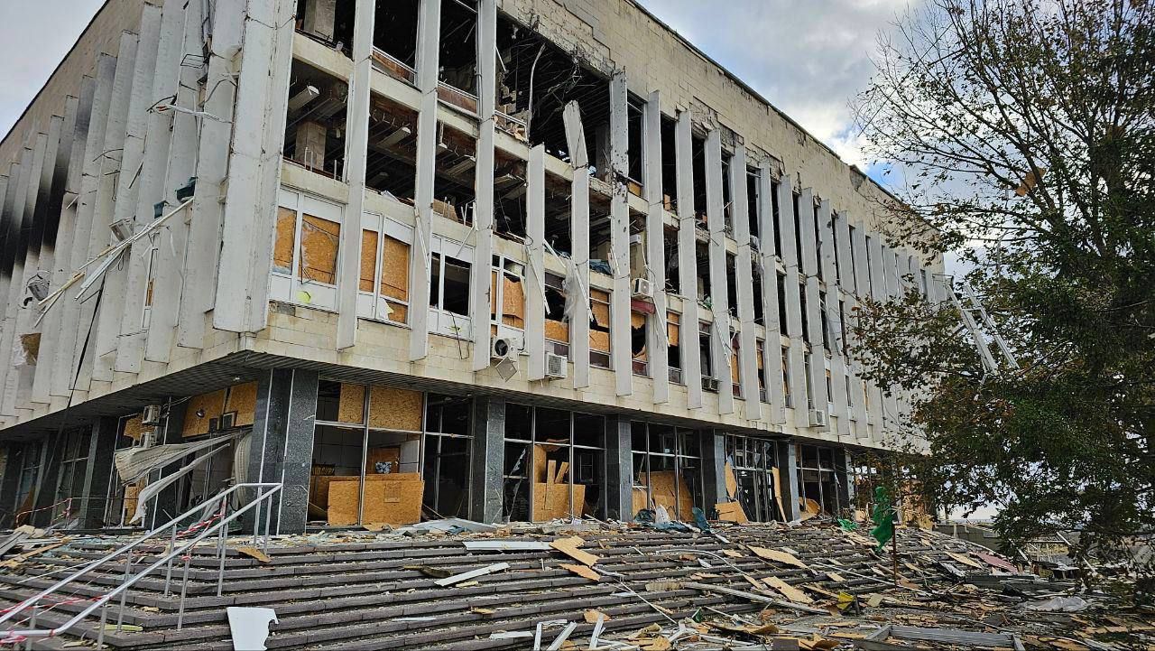 Наслідки обстрілу бібліотеки імені Гончара у Херсоні. Фото: Олександр Прокудін Наслідки обстрілу бібліотеки імені Гончара у Херсоні. Фото: Олександр Прокудін