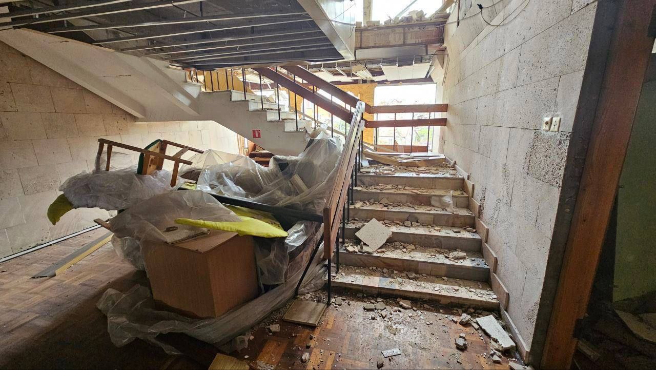 Всередині будівлі бібліотеки також є руйнування Всередині будівлі бібліотеки також є руйнування