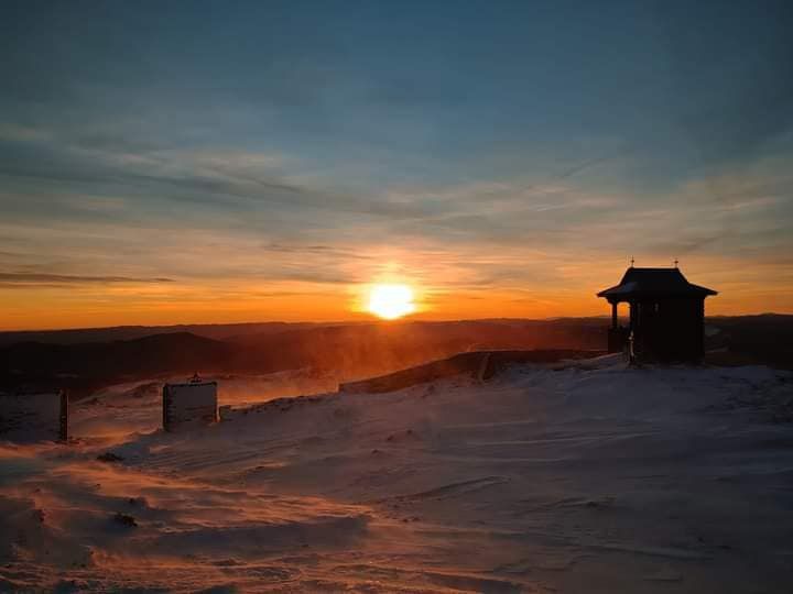Настоящая зима: украинские Карпаты заметает снегом, видимость ограничена - фото и видео 1