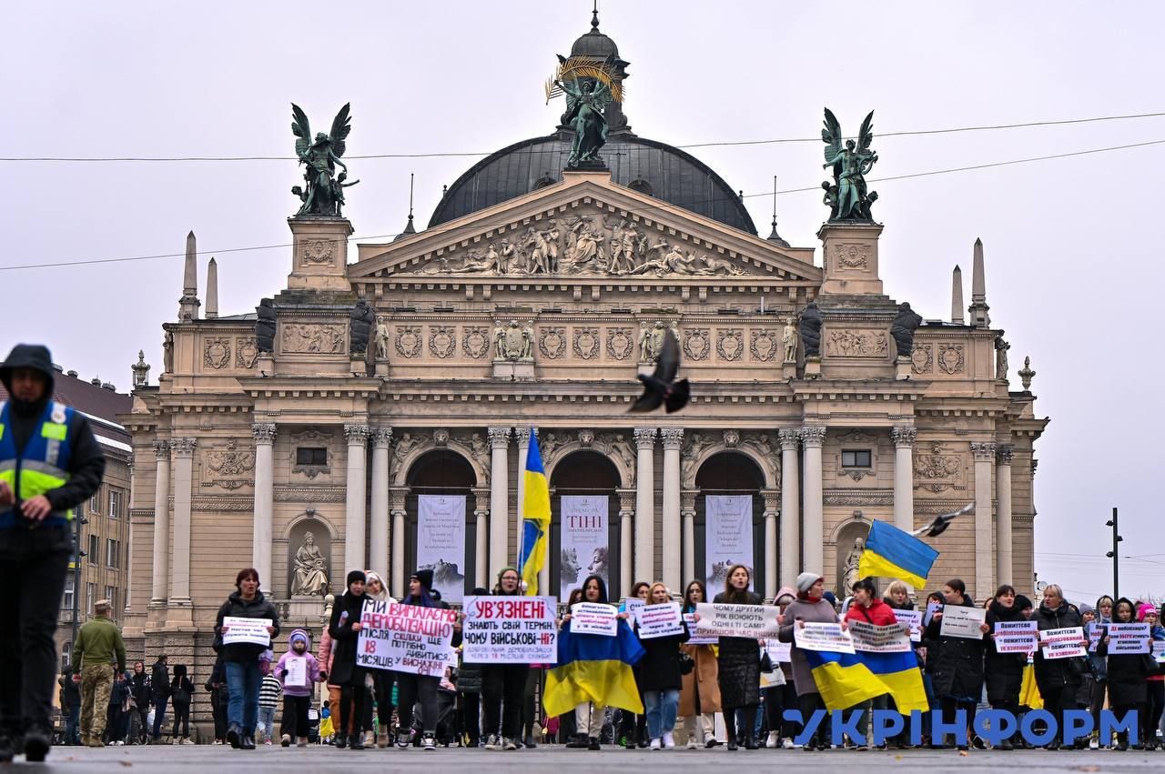 В большинстве областей Украины прошли митинги с требованием провести ротацию на фронте - видео 1