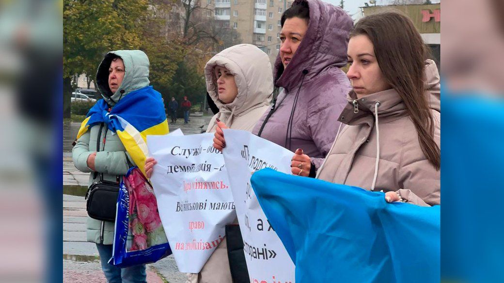 В большинстве областей Украины прошли митинги с требованием провести ротацию на фронте - видео 3