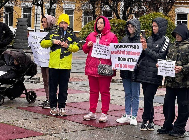 В большинстве областей Украины прошли митинги с требованием провести ротацию на фронте - видео 2