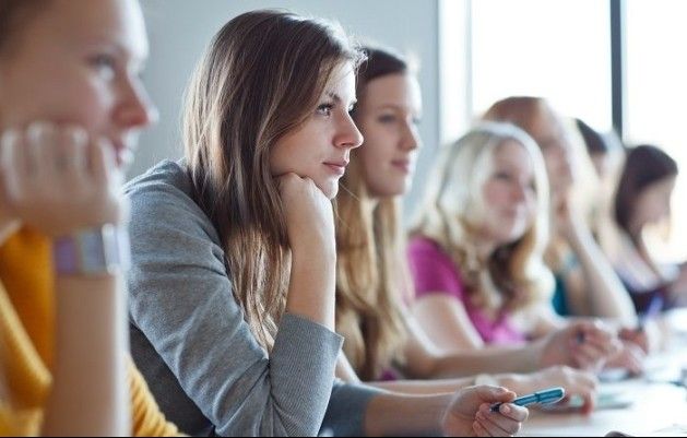 Чтуденты должны обязательно трудоустроиться.