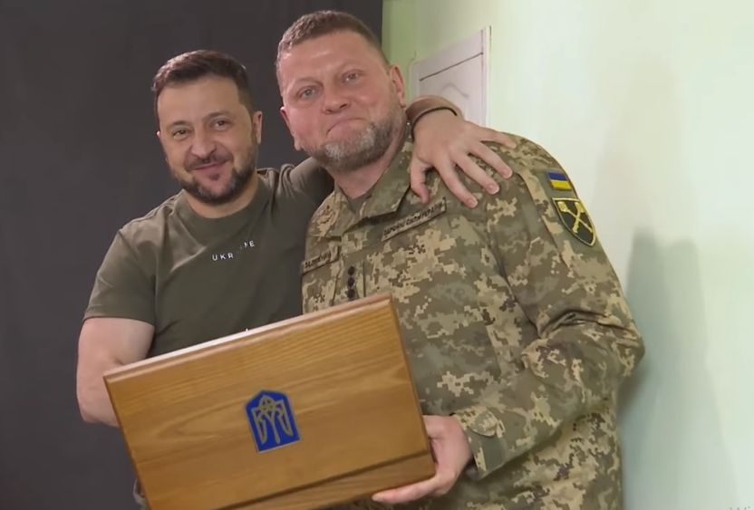 Президент дарит главкому именное оружие, июль 2023-го Президент дарит главкому именное оружие, июль 2023-го