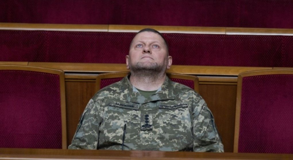 Вероятно, с таким лицом сидит Залужный каждый раз, когда его в очередной раз "сватают" в президенты Вероятно, с таким лицом сидит Залужный каждый раз, когда его в очередной раз "сватают" в президенты