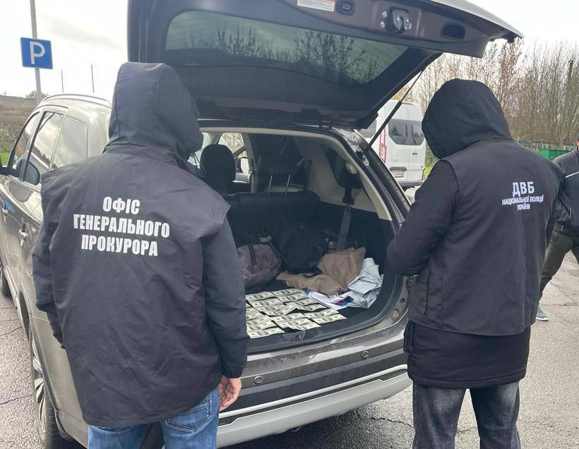 Избежать мобилизации на 8 тысяч долларов: на Волыни задержали полицейского, который переправлял мужчин за границу 2
