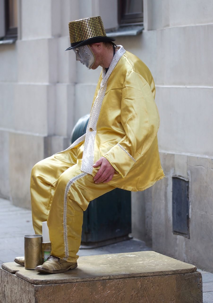 Левитирующий уличный артист практически висит в воздухе