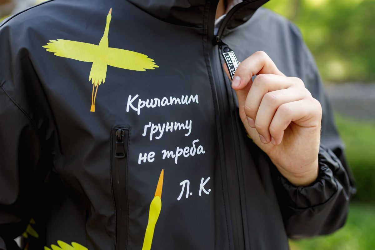 Аист можно увидеть не только в украинском небе, но и на дождевиках от Новой почты и бренда One Face 2