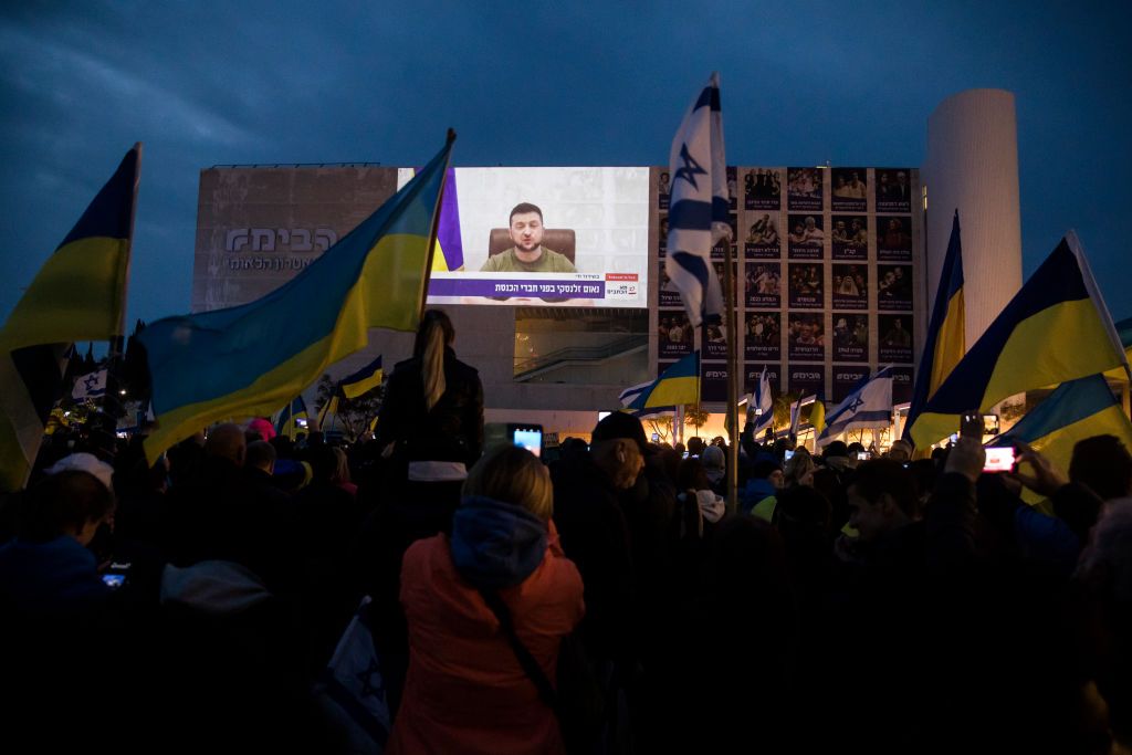 Люди на центральній площі Тель-Авіва спостерігають за виступом Зеленського у Кнессеті 20 березня 2022. Фото: gettyimages.com Люди на центральній площі Тель-Авіва спостерігають за виступом Зеленського у Кнессеті 20 березня 2022. Фото: gettyimages.com