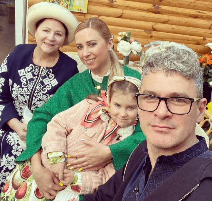 Нина Матвиенко с дочерью, зятем и младшей внучкой Нина Матвиенко с дочерью, зятем и младшей внучкой