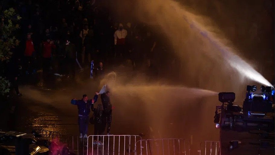 Болгарские ультрас устроили погром в центре Софии 2