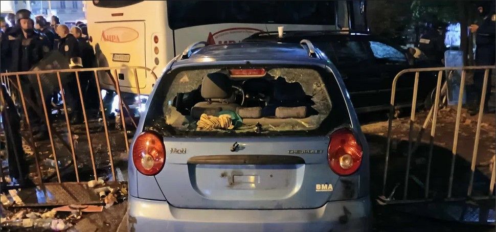 Болгарские ультрас устроили погром в центре Софии 3