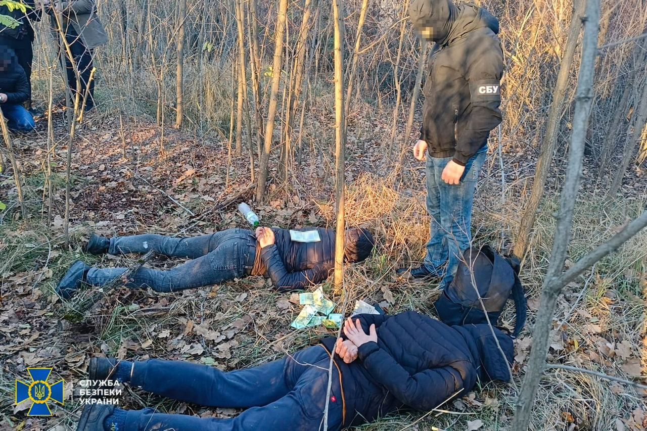 Уклонявшихся выводили из Украины лесными тропами. Фото: СБУ Уклонявшихся выводили из Украины лесными тропами. Фото: СБУ