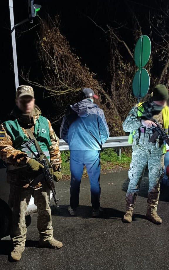 На Закарпатье пьяные мужчины лезли в драку с пограничниками, угрожали им убийством. Фото: dpsu.gov.ua На Закарпатье пьяные мужчины лезли в драку с пограничниками, угрожали им убийством. Фото: dpsu.gov.ua