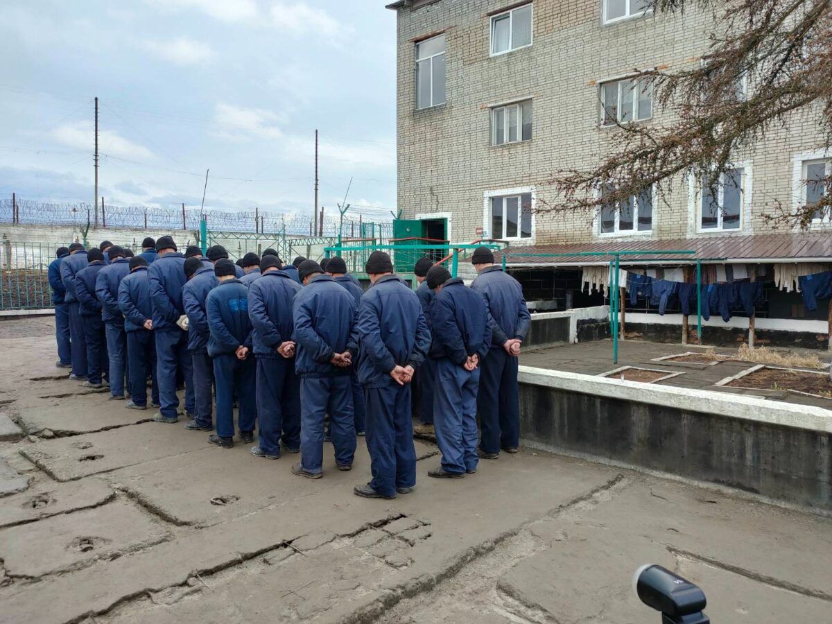 Співають гімн і вивчають історію: як Україна перевиховує російських полонених у в'язницях 1