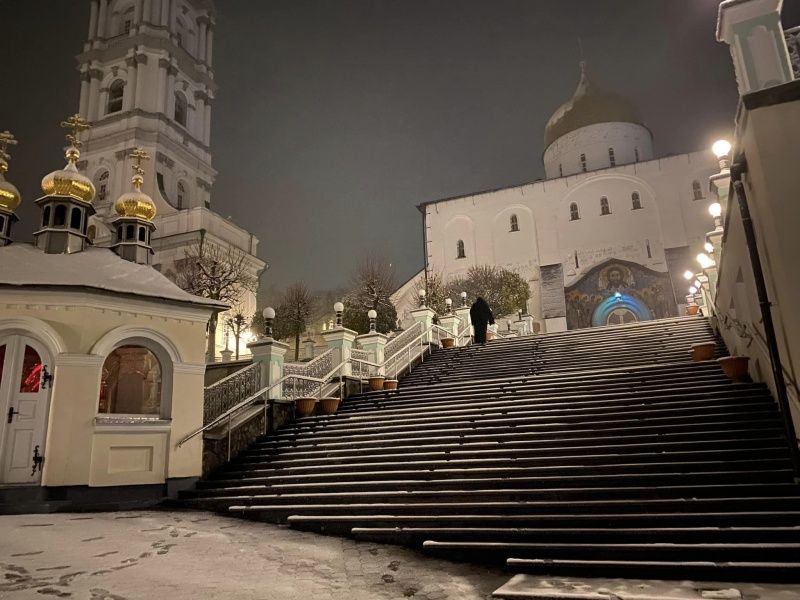 Покрытые снегом ступени Почаевской лавры Покрытые снегом ступени Почаевской лавры