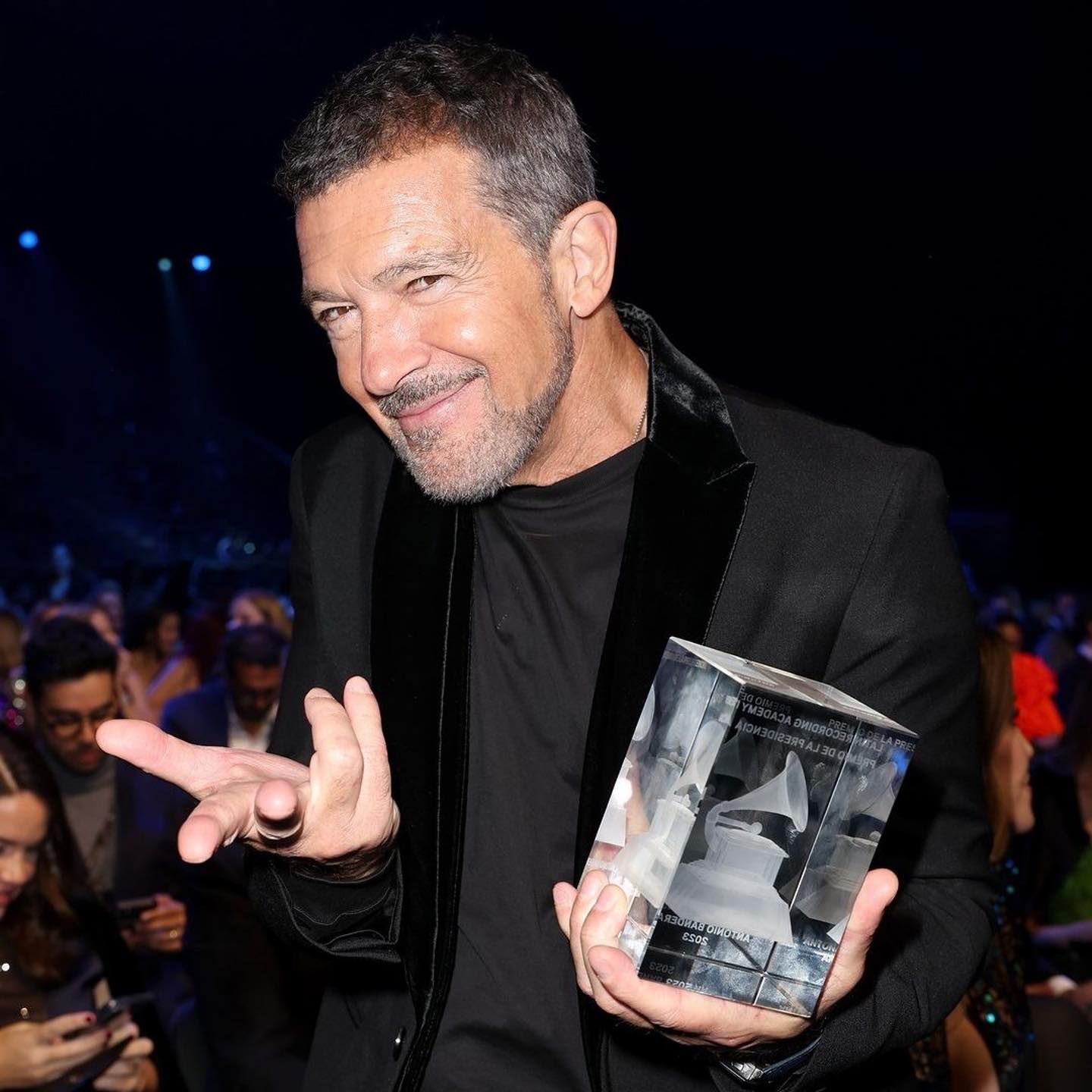 Бандерас на церемонії Latin Grammy Awards-2023 Бандерас на церемонії Latin Grammy Awards-2023