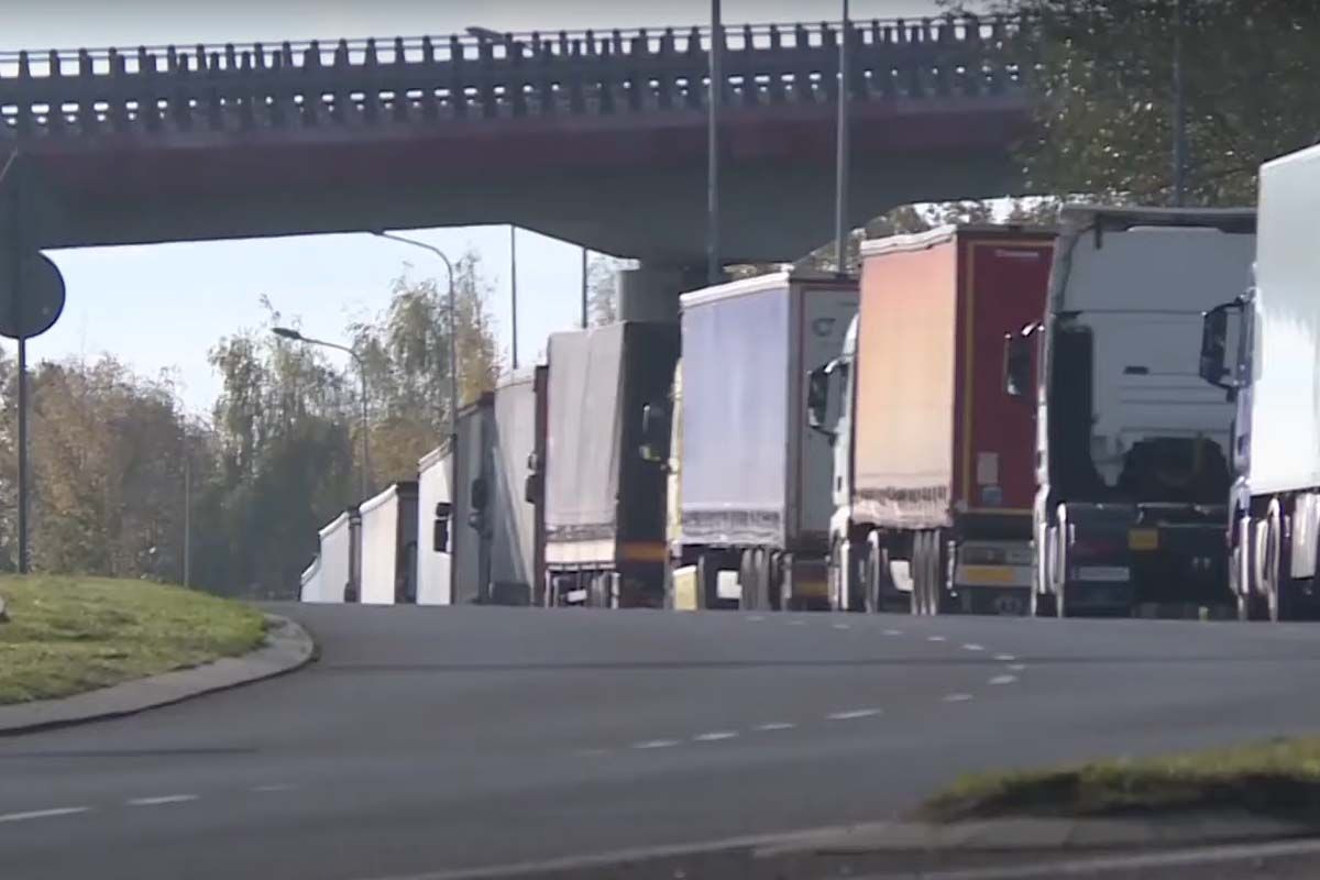 Черги на кордоні подекуди сягнули 30 кілометрів. Фото з відкритих джерел