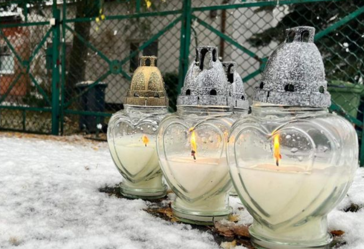 Небайдужі люди зранку принесли до будинку свічки Небайдужі люди зранку принесли до будинку свічки