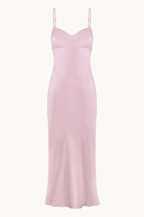 Платье нежного розового цвета с топом-бюстье и драпировкой на бедрах изготовлено из вискозы.