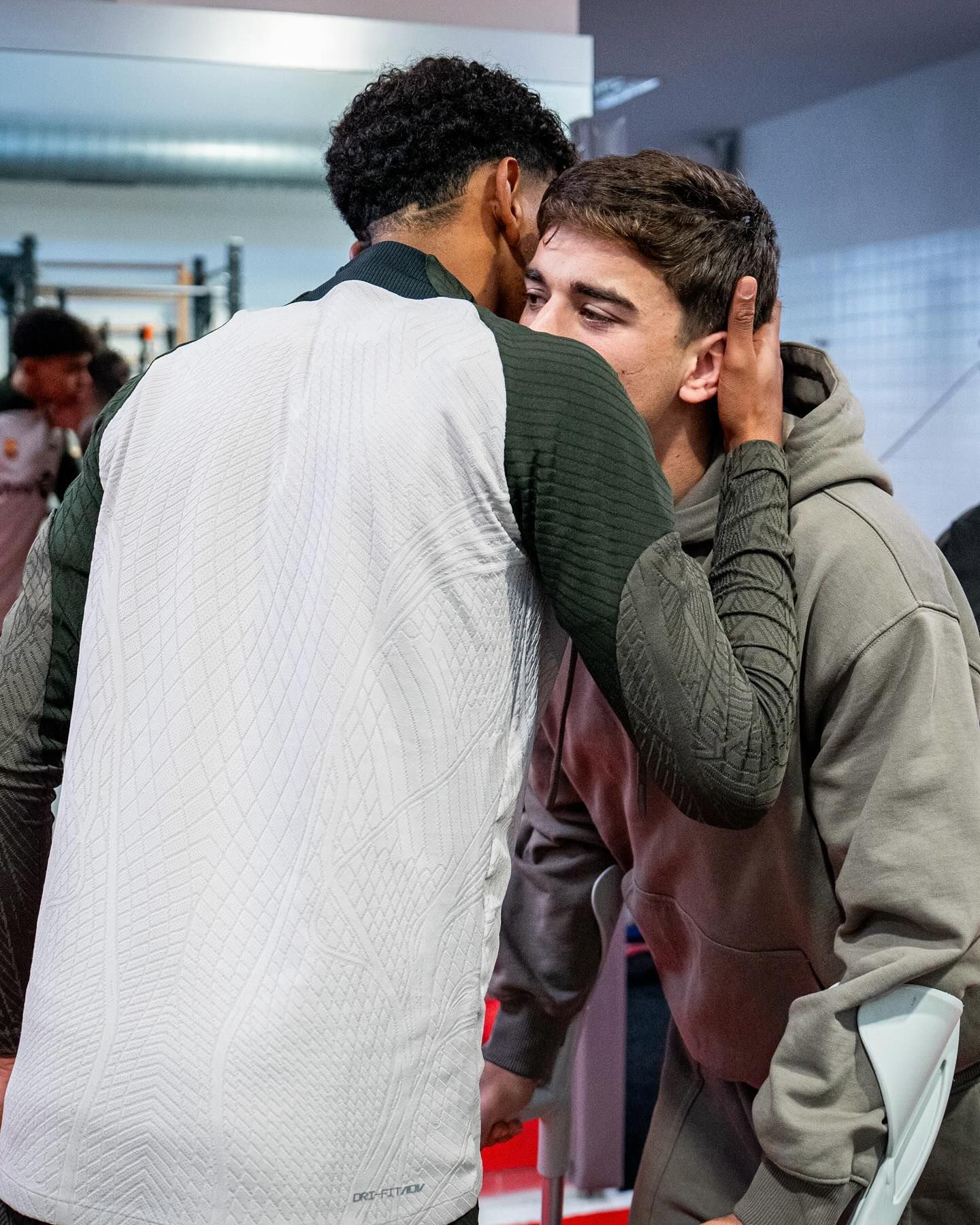 Юна зірка Барси повернувся до команди на милицях після гри за збірну 2