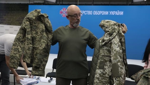 Колишній міністр Резніков заперечував, що була маніпуляція з цінами на куртки. Колишній міністр Резніков заперечував, що була маніпуляція з цінами на куртки.