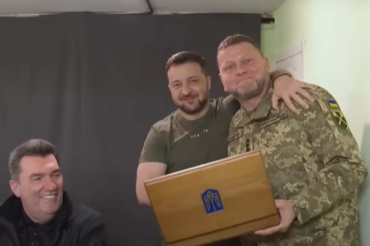 Між Зеленським та Залужним є тертя, хоч вони й заперечують. Фото з відкритих джерел Між Зеленським та Залужним є тертя, хоч вони й заперечують. Фото з відкритих джерел