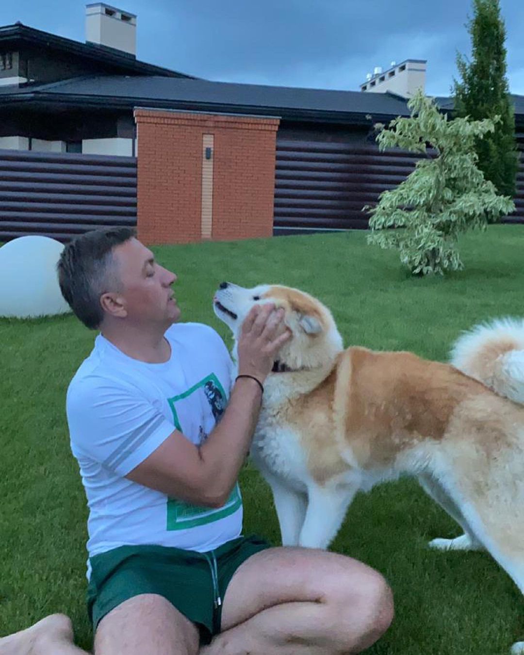 Сергій Лабазюк позує із домашнім улюбленцем на фоні заміського будинку Сергій Лабазюк позує із домашнім улюбленцем на фоні заміського будинку