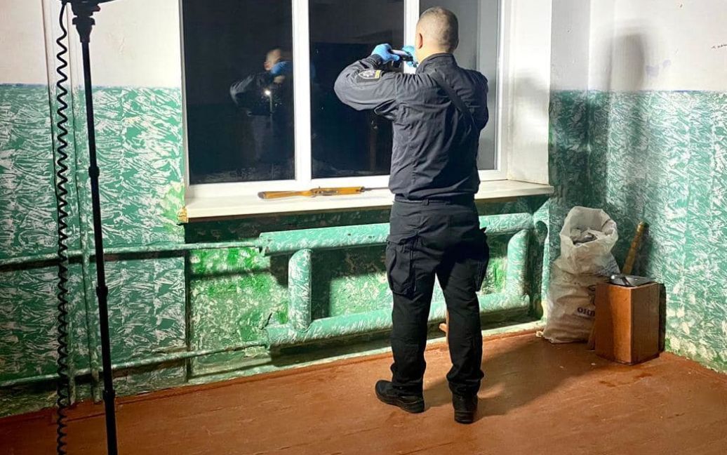 Поліцейські вилучають речові докази Поліцейські вилучають речові докази