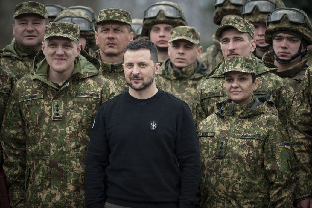 Полковник Олександр Півненко (ліворуч) після нагородження президентом України. Фото: ВП. Полковник Олександр Півненко (ліворуч) після нагородження президентом України. Фото: ВП.