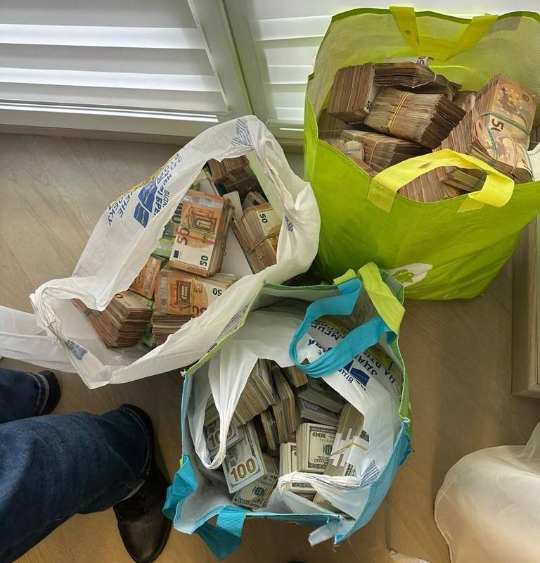 Валюта в пачках була всюди - в пакетах та сумках