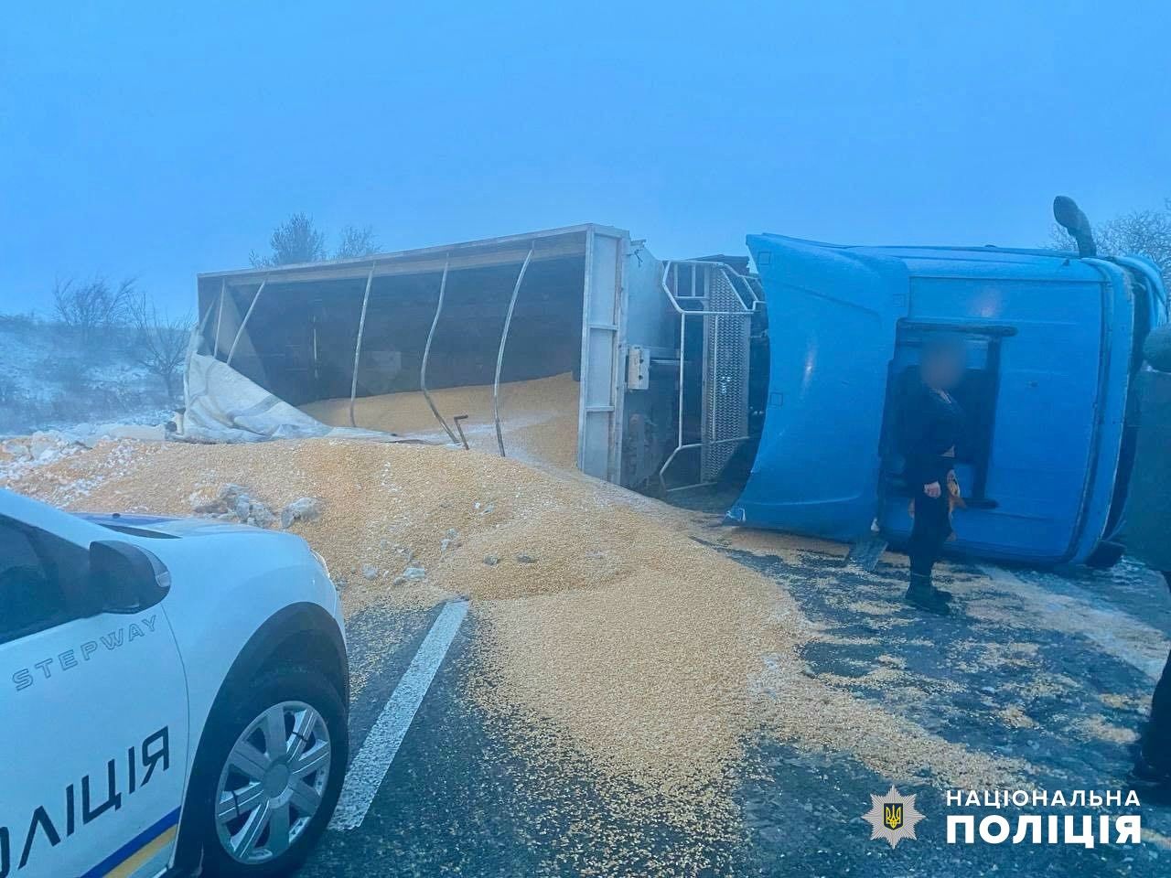 Через негоду перекинувся зерновоз. Фото: Нацполіція Через негоду перекинувся зерновоз. Фото: Нацполіція