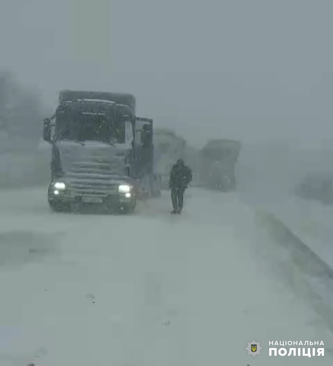 Видимість на деяких ділянках доріг нульова. Фото: Нацполіція Одеської області Видимість на деяких ділянках доріг нульова. Фото: Нацполіція Одеської області