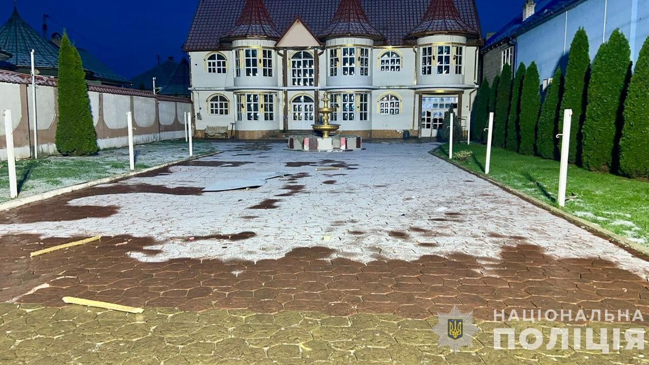 На Закарпатье мужчина убил оппонента лопатой: это произошло во время выборов ромского "барона" - видео 2