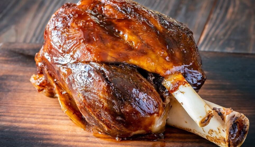 Свмняча ніжка, запечена в духовці, стане окрасою будь-якого свято! Свмняча ніжка, запечена в духовці, стане окрасою будь-якого свято!