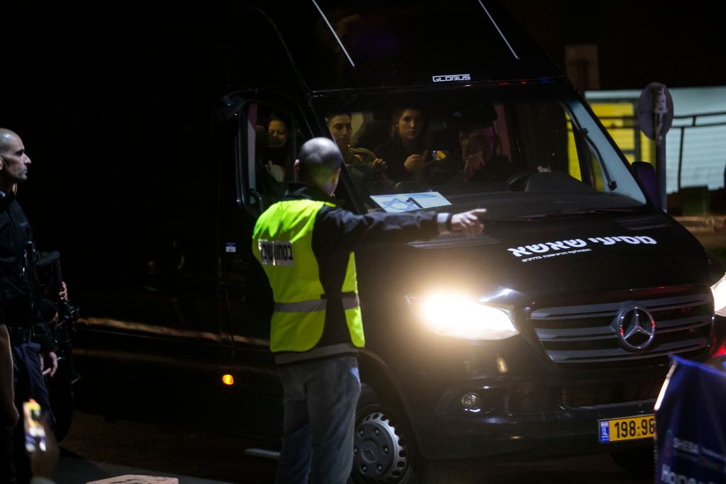 Заручники повертаються з полону ХАМАС у Рамат Ган. Фото: gettyimages.com Заручники повертаються з полону ХАМАС у Рамат Ган. Фото: gettyimages.com