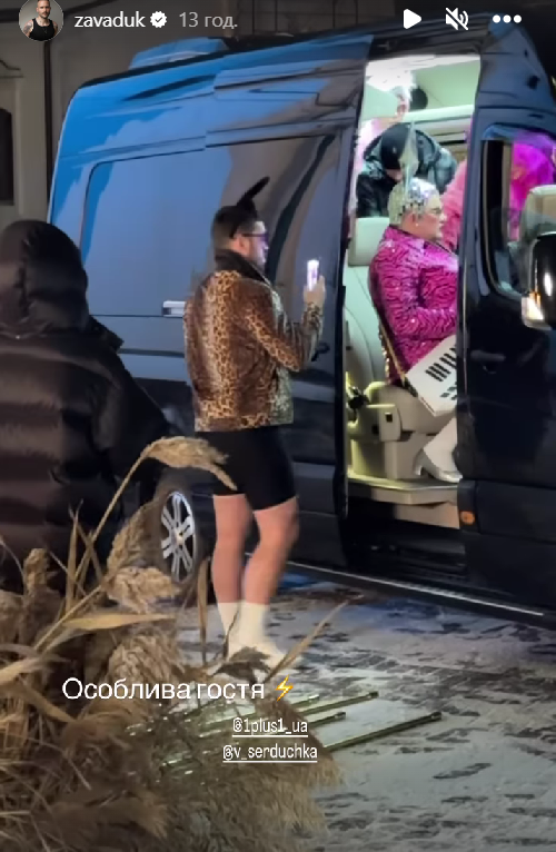 Верка Сердючка с бэндом на съемках новогоднего шоу Верка Сердючка с бендом на съемках новогоднего шоу